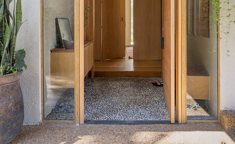 genkan na arquitetura japonesa com área de entrada e espaço para retirada de sapatos