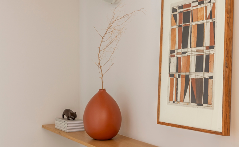 arranjo minimalista inspirado na ikebana com galho seco em vaso terracota