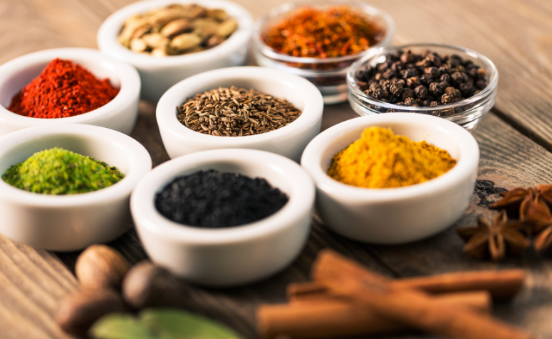 Temperos diversos em pequenas pote rasos de porcelana.