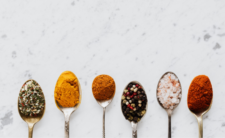 Colheres de metal com temperos.
