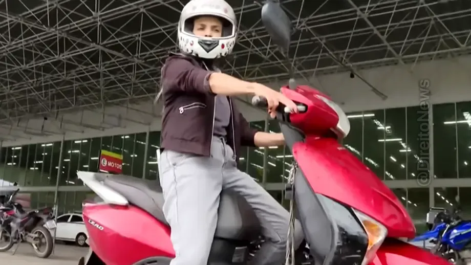 mulher enfrenta multa injusta nao usar cinto seguranca motoneta