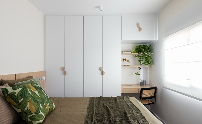 quarto minimalista com poucos elementos decorativos e ambiente visualmente equilibrado