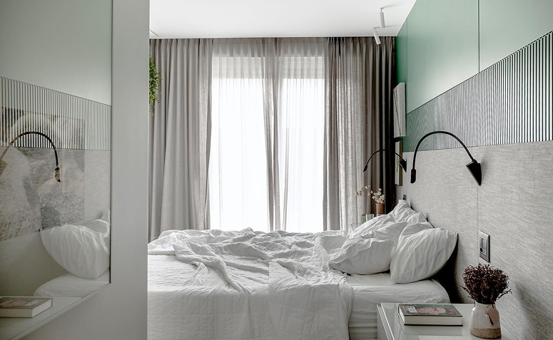 quarto com cortinas filtrando a entrada de luz pela janela, ajudando a controlar a claridade no ambiente