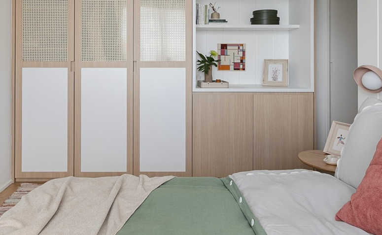 quarto com armários planejados e objetos organizados, criando um ambiente visualmente mais tranquilo