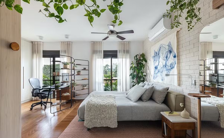 quarto bem ventilado com janelas amplas, ventilador de teto e boa circulação de ar