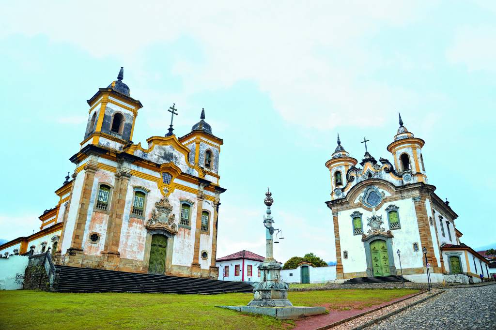 À esquerda Igreja de São Francisco de Assis e à direita a Igreja Nossa Senhora do Carmo, na Praça Minas Gerais, em Mariana