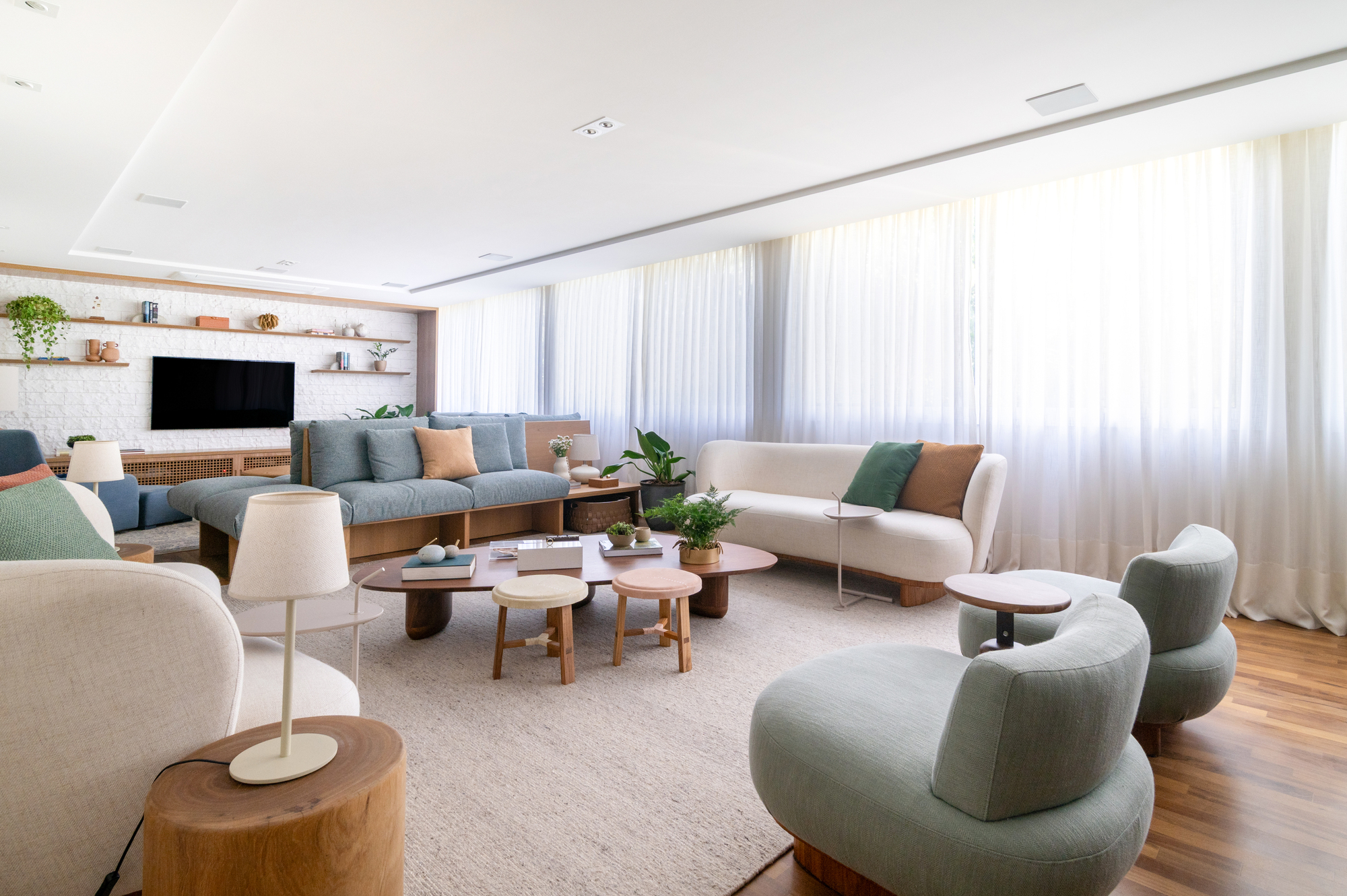 Área social do apartamento dos anos 70, abrangendo sala de estar e sala de TV.