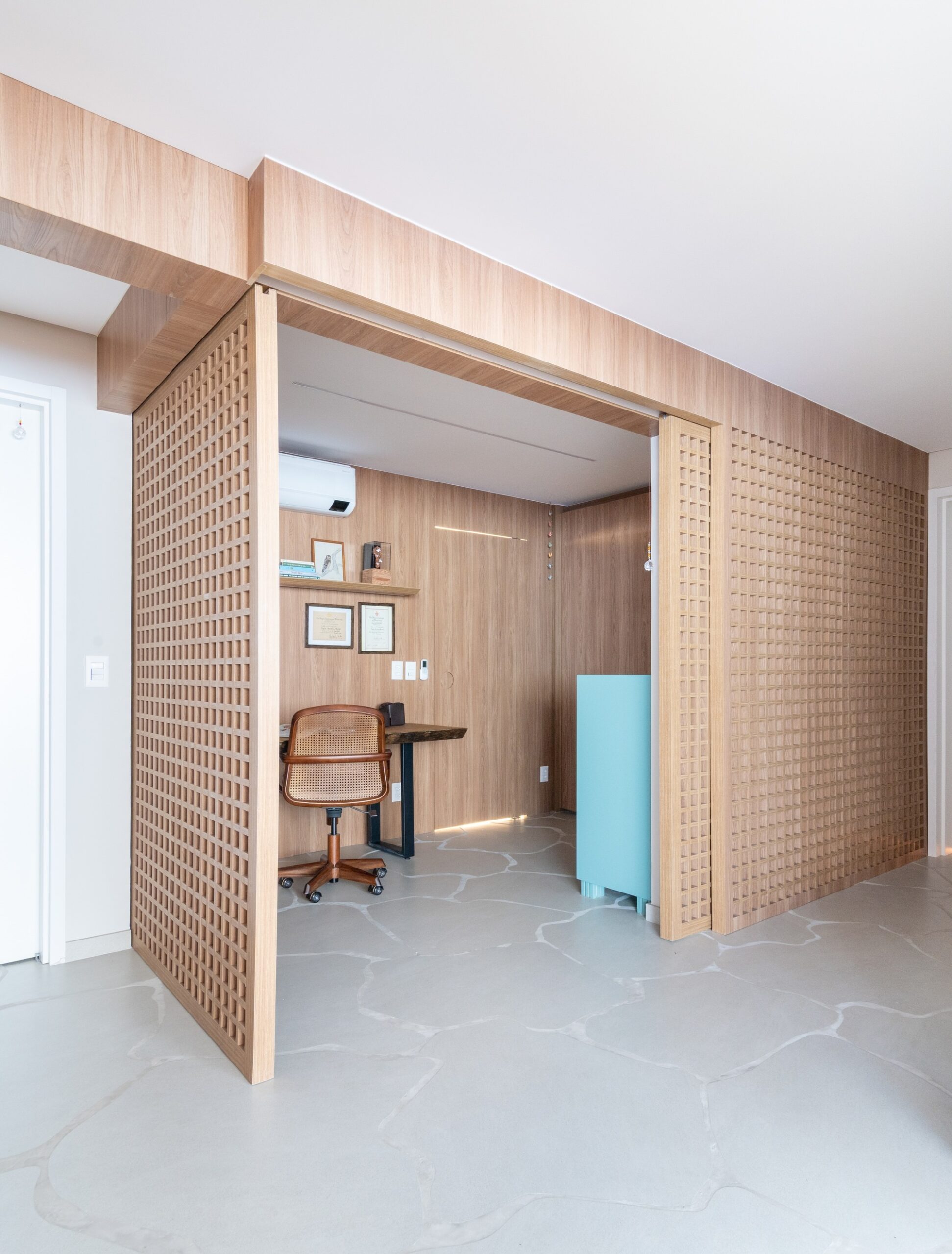 ateliê integrado à área social do apartamento e que pode ser isolado.