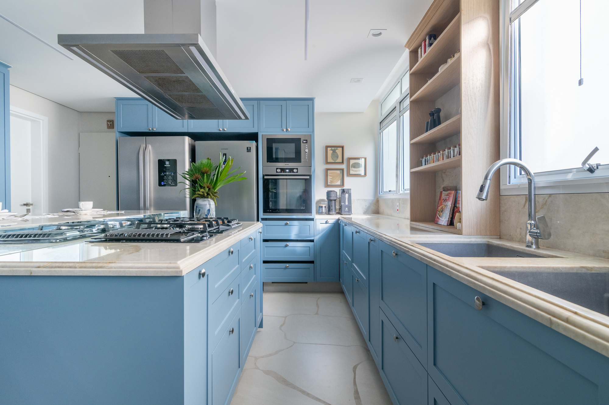 cozinha em tons de azul para apartamento dos anos 70 reformado.