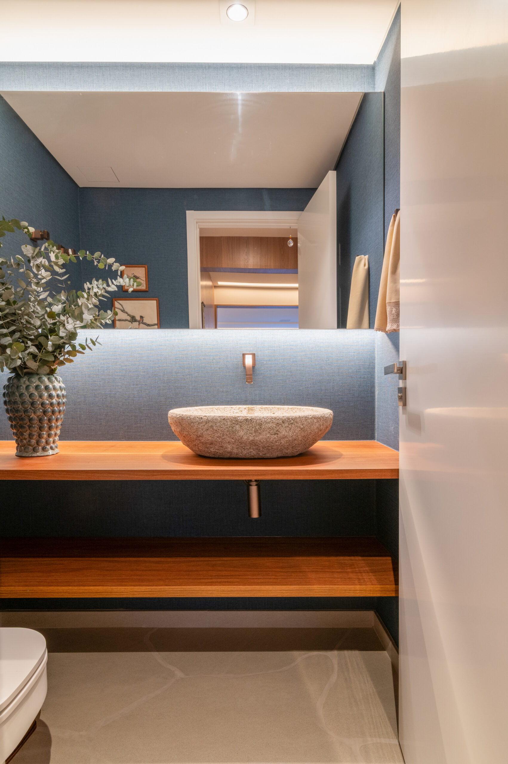 lavabo em tons de azul com cores escolhidas pelo Feng Shui.