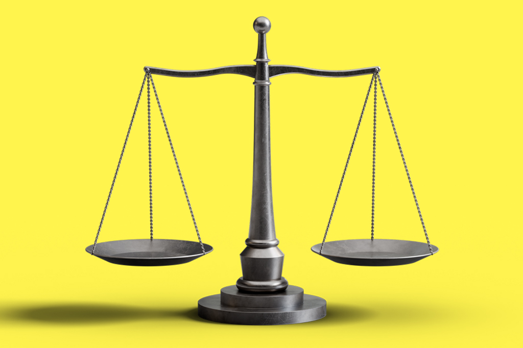 Imagem, em fundo amarelo, de uma balança representando a justiça.