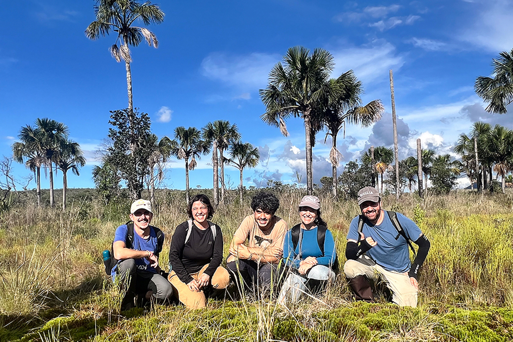 Fotografia da Da esquerda para a direita, Paulo Bernardino, Larissa Verona, Guilherme Alencar, Natashi Pilon, Rafael Oliveira durante durante o trabalho de campo na Chapada dos Veadeiros