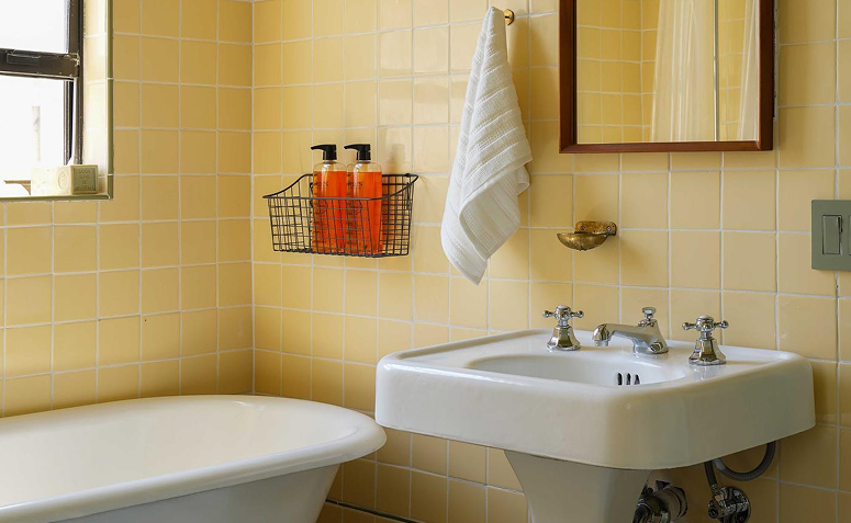 suporte aramado organizando produtos em banheiro sem armário