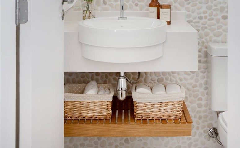 cestos organizando toalhas em banheiro sem armário