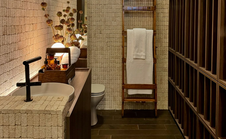 escada decorativa com toalhas em banheiro sem armário