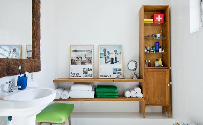 estante organizando toalhas em banheiro sem armário