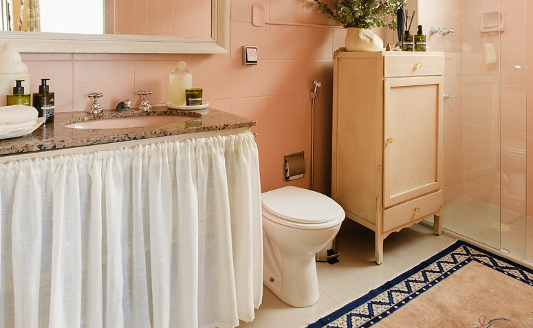 cortina embaixo da pia organizando espaço em banheiro sem armário