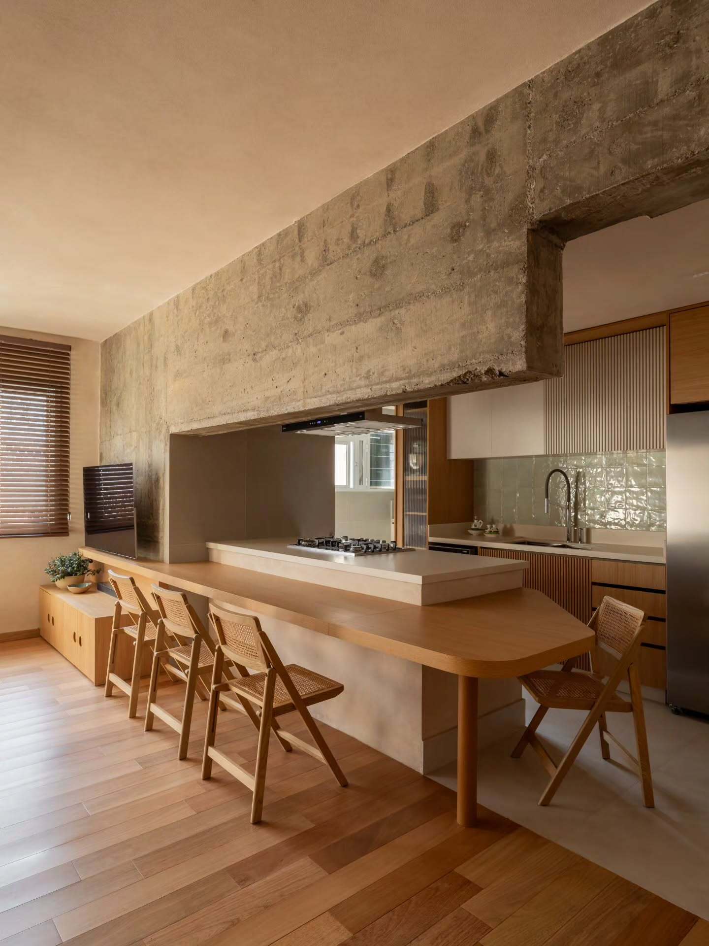 Foto da área social do apartamento, evidenciando cozinha e sala de jantar.