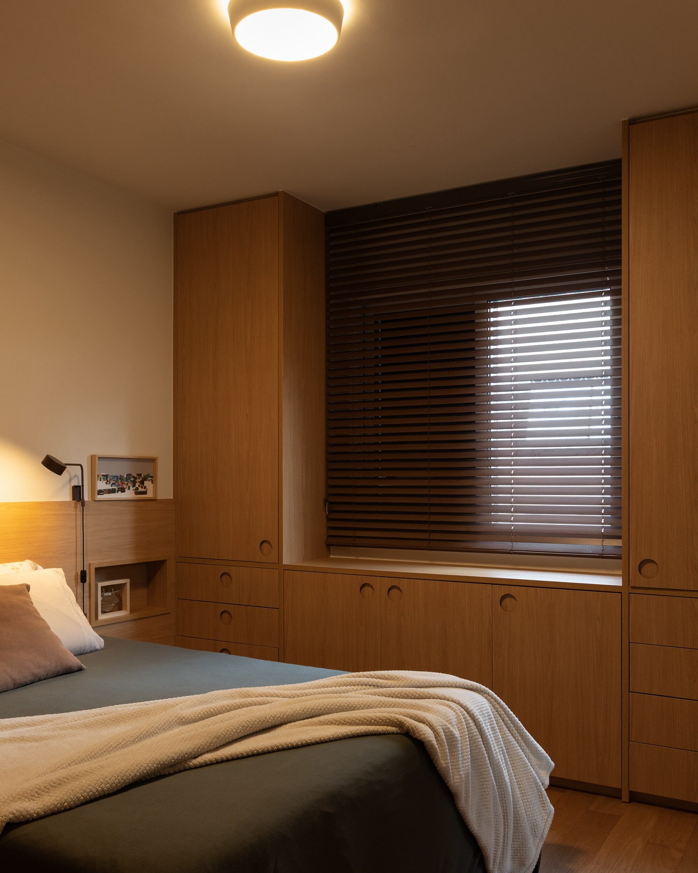 Foto da suíte do apartamento.