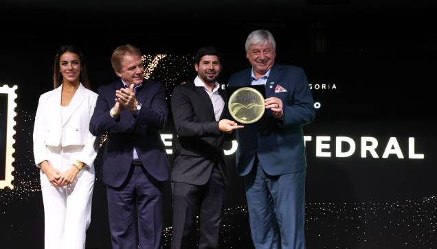 O Cerro Catedral, de Bariloche, venceu na categoria Melhor Estação de Esqui e foi representado por Walter Cortés, Eric Guzman, Hugo Tossio e Débora Williams