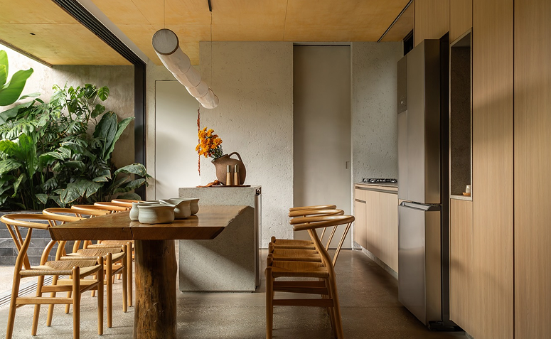 Sala de jantar com mesa, cadeiras e marcenaria em madeira natural na decoração