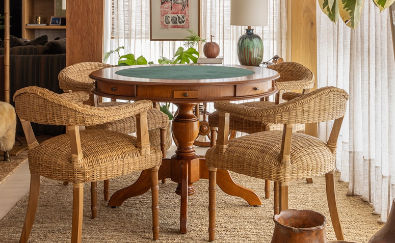 Mesa de jantar com cadeiras de fibras naturais e tapete de sisal na decoração