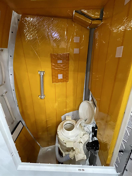 Fotografia do banheiro dos astronautas.