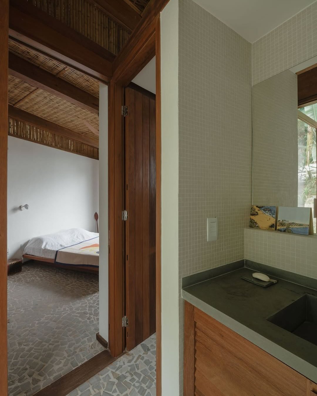 quarto em casa de madeira na mata em angra dos reis com integração ao banheiro e luz natural