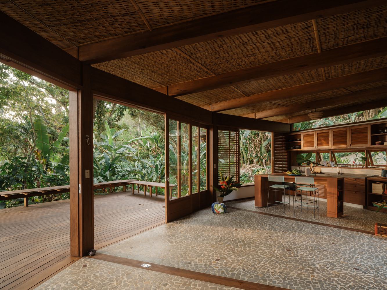 estrutura em madeira laminada colada com vigas aparentes em casa na mata em angra dos reis