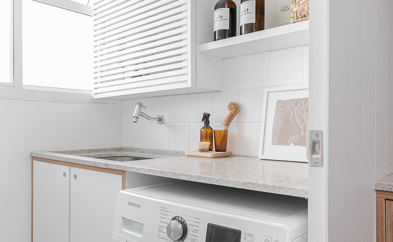 lavanderia branca organizada e funcional para o dia a dia.