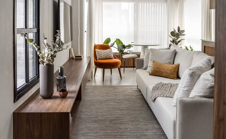 ambiente de sala organizado com itens no lugar e rotina funcional