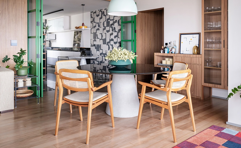 ambiente de jantar organizado com móveis de madeira e sensação de ordem