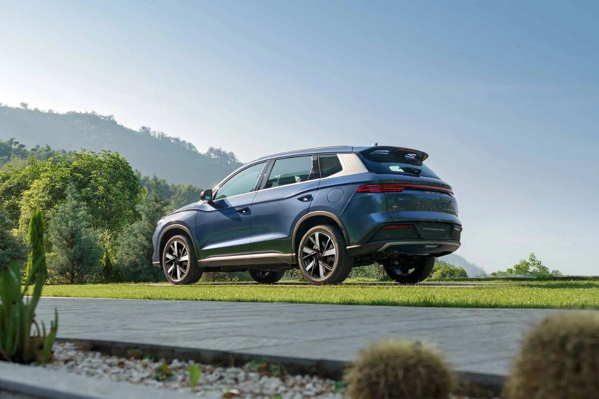 BYD Song PRO GL visto estacionado