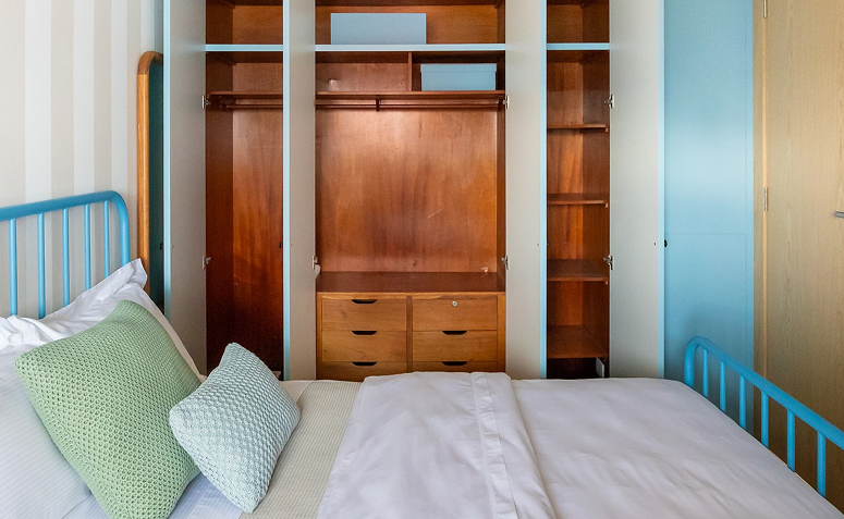 guarda-roupa vazio para limpeza completa de mofo.