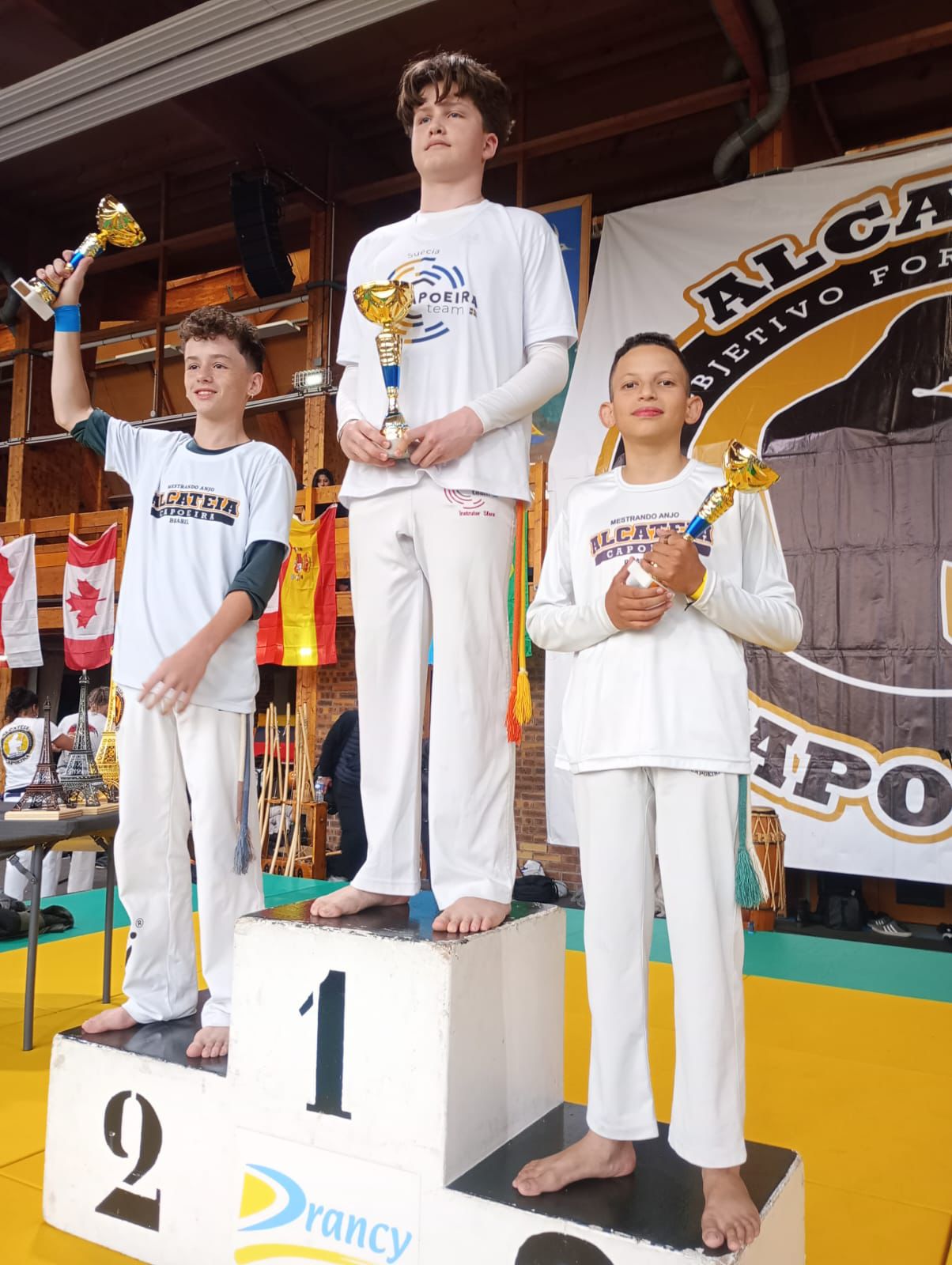 whatsapp-image-2026-04-08-at-05-22-04-1 Atletas de Lucas do Rio Verde se destacam em campeonato internacional de capoeira em Paris