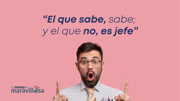 Homem de óculos aponta com os dedos para um dos ditados espanhóis sobre ser funcionário ou chefe
