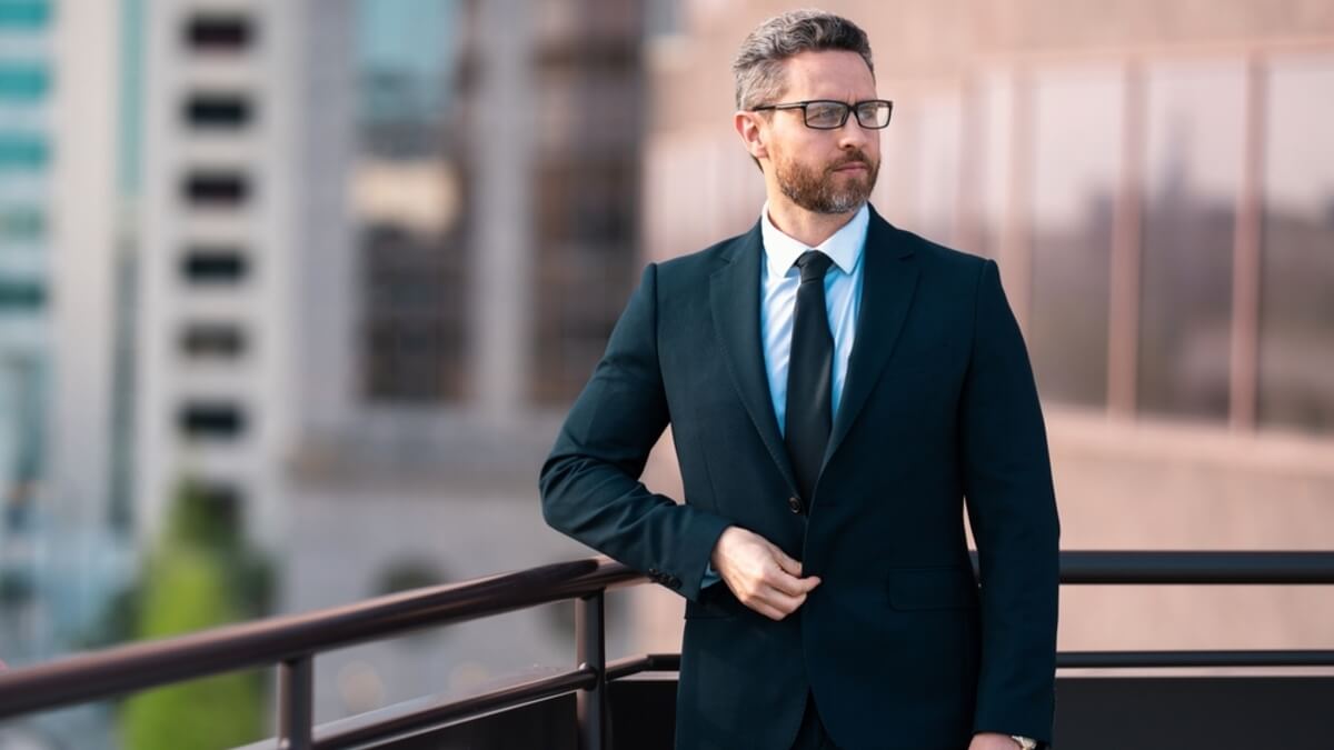 traje-negro Executivo usa terno preto