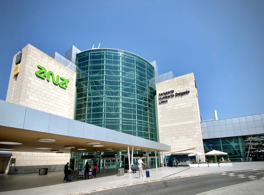 Novo sistema de controle de fronteiras afeta passageiros no maior aeroporto de Portugal