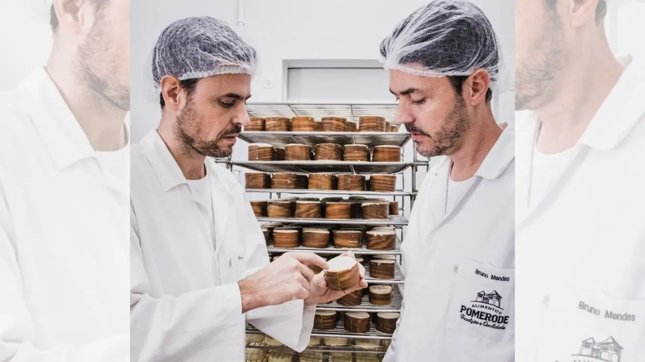 irmãos mendes com um exemplar do queijo especial Morro Azul produzido pelos Queijos Pomerode