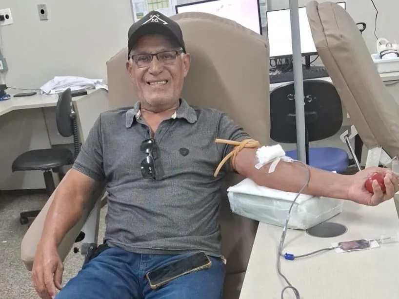 Homem fazendo doação de sangue no hemocentro
