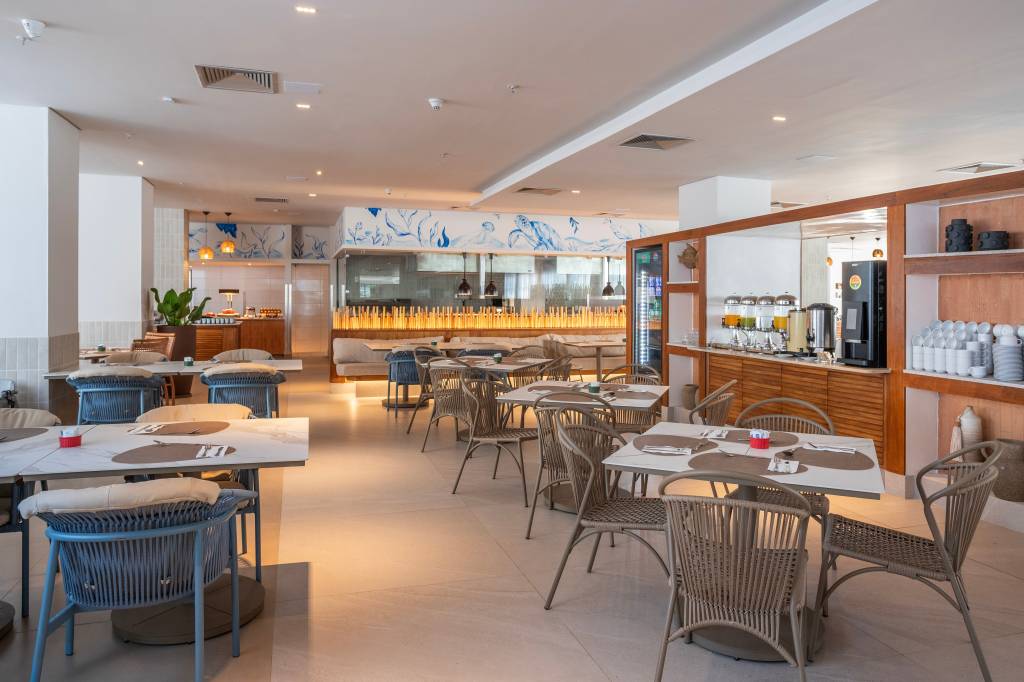 Restaurante com decoração em azul e bufê