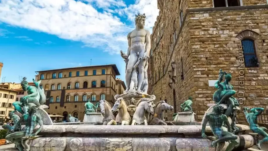 ulher multada quase 30 mil tentar tocar penis estatua italia desafio amigos