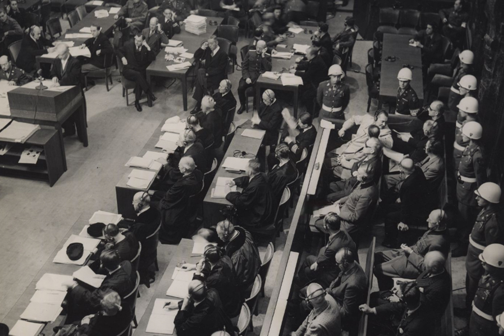 Fotografia do tribunal do Tribunal Militar Internacional em Nuremberg, Alemanha.