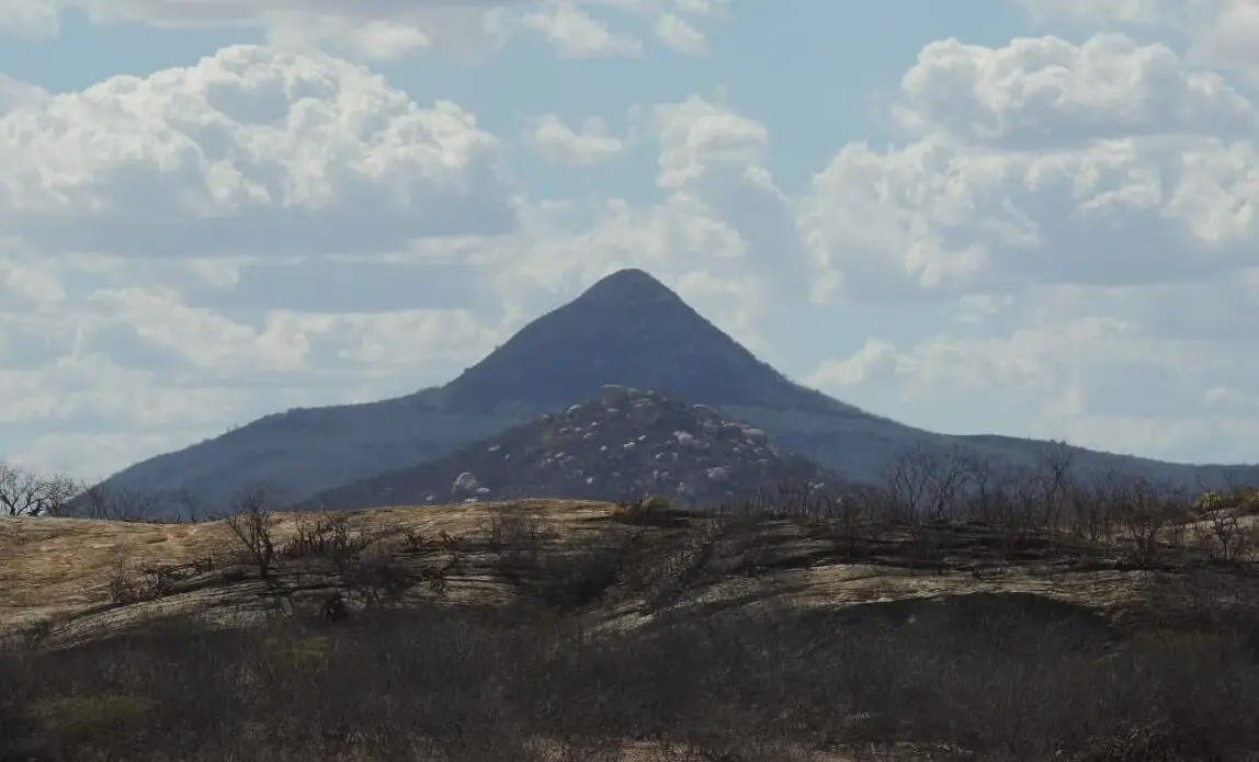 Parque Ecológico Cabugi preserva área de caatinga e formação geológica rara.
