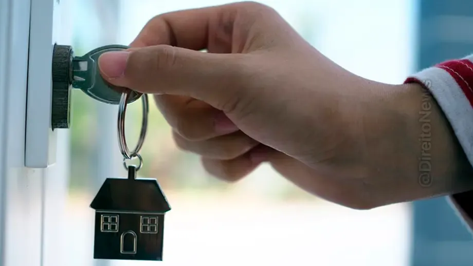 proprietaria trancou imovel descartou bens inquilino condenada