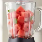 Melancia no liquidificador para fazer suco natural.