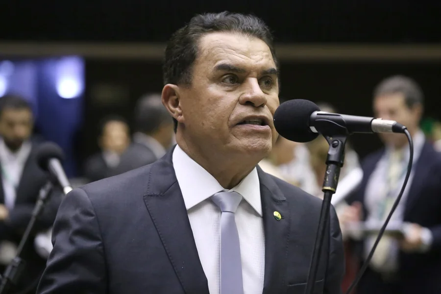 Imagem colorida mostra O deputado Wilson Santiago durante sessão no plenário da Câmara | Metrópoles