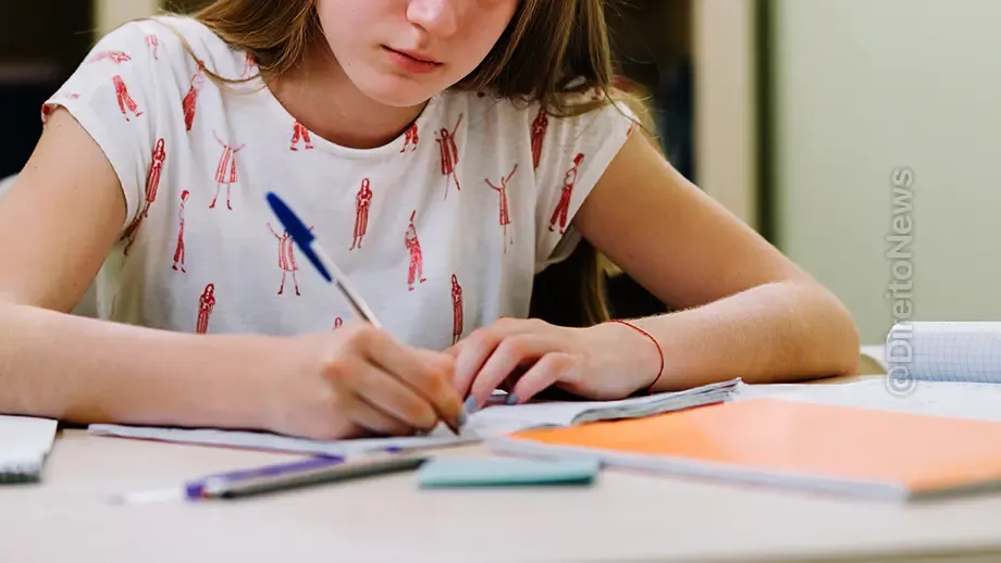 pais submetem filhos ensino domiciliar cometem abandono intelectual