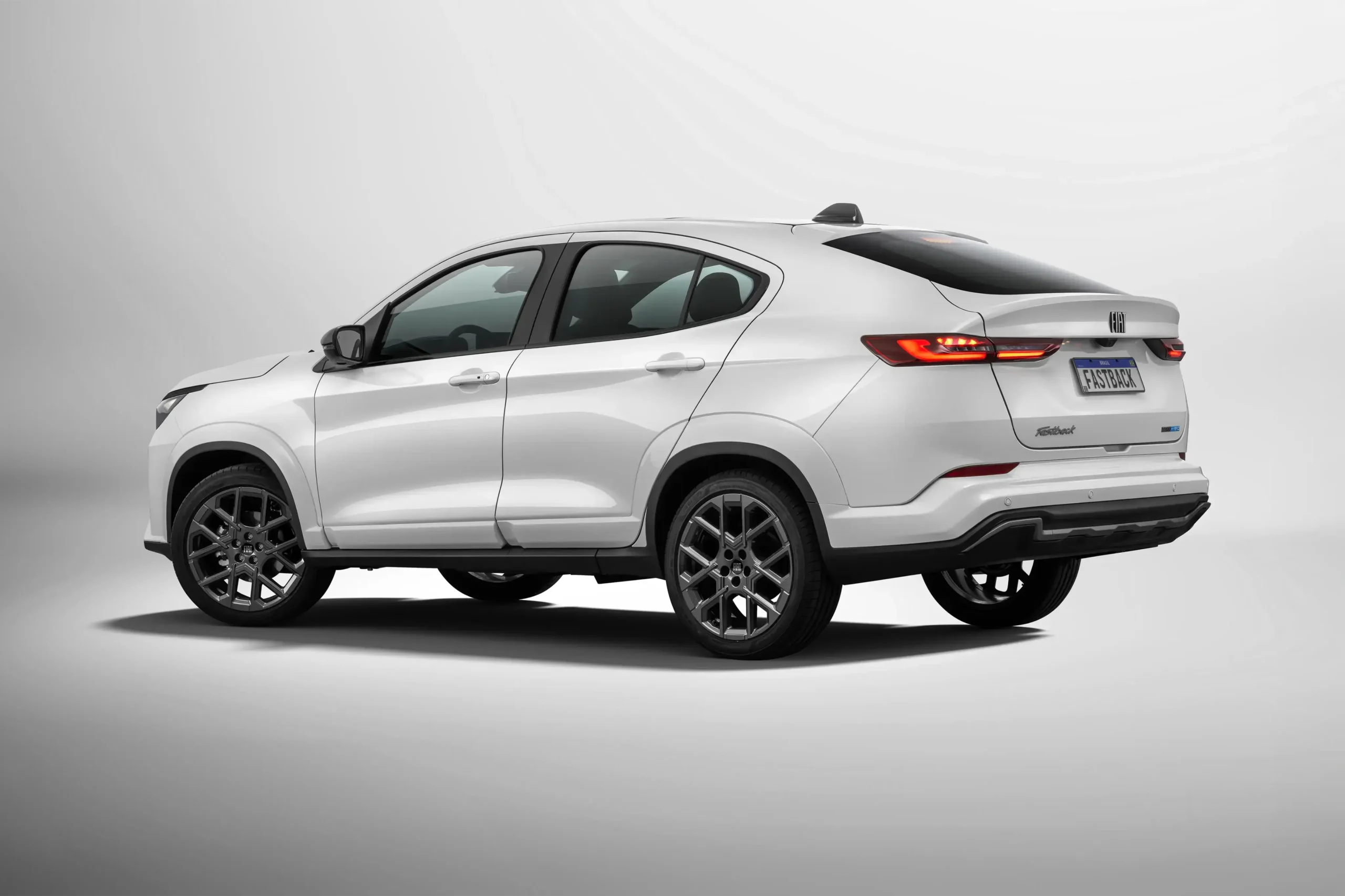 Visão traseira de Fiat Fastback na cor branca, em fundo branco.