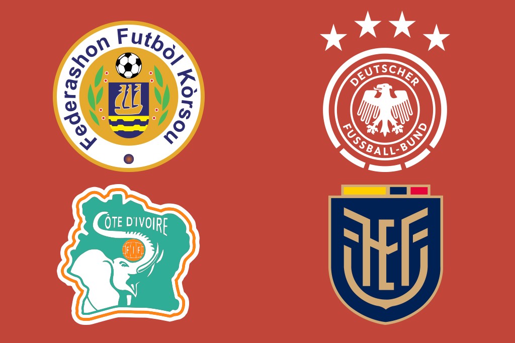 Quatro escudos de federações de futebol: Federação de Futebol de Kòrsou, Federação Alemã de Futebol, Federação Marfinense de Futebol e Federação Equatoriana de Futebol, sobre fundo vermelho.